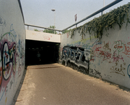 84244 Gezicht op de, met graffiti bekladde, muren van de fietstunnel onder het Westplein te Utrecht, uit het zuiden.